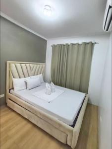 Postel nebo postele na pokoji v ubytování 2BR Condo free pool with wifi near Mall in Davao City