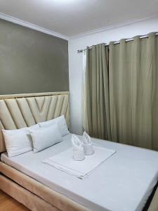 Postel nebo postele na pokoji v ubytování 2BR Condo free pool with wifi near Mall in Davao City + 37 fotografií