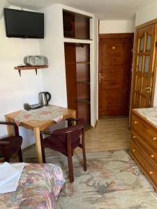 Camera con tavolo, letto e TV di Pokoje u Zofii a Ząb