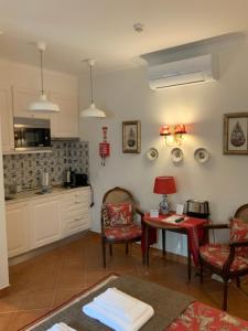 a living room with a table and chairs and a kitchen at Villa Estefânia, Sintra in Sintra