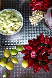 a table with apples and a bowl of peppers and lemons at Casa Rural La Resbala - Casa Cardon in La Orotava