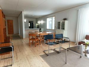 a living room with a dining room table and chairs at Upea miljöö Saimaan rannalla in Joensuu