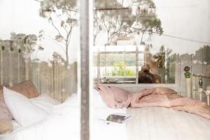 Bushy Summers - A Nurturing Bayside Shack客房内的一张或多张床位