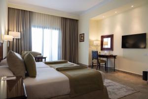 A television and/or entertainment centre at Swiss Inn Plaza Hotel