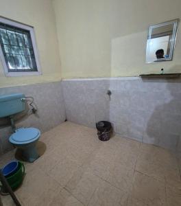 グワーハーティーにあるGriho Kuwoli - 'A1RK personal home' with private kitchenのバスルーム(青いトイレ、窓付) +21枚の写真