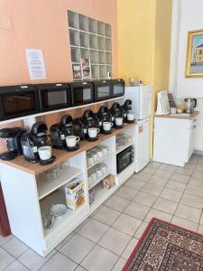 kuchnia z blatem z garnkami i patelniami w obiekcie Sommerfrische Waldviertel w mieście Kirchberg am Walde