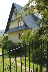 una recinzione nera di fronte a una casa di Pokoje u Zofii a Ząb