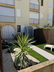 Κήπος έξω από το Appartement T2 avec son rez de jardin de 40 m2 5 couchages 250m de la plage et 15km de l'Arena