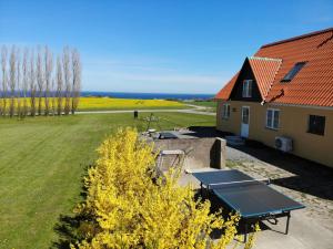 Una vista aérea de una casa con una mesa de ping pong. en Solhjem Bornholm - sea view - big garden, en Gudhjem
