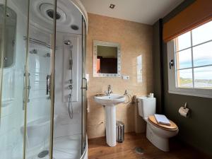 a bathroom with a shower and a sink and a toilet at Pensión Restaurante Tino in Germade