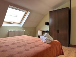 a bedroom with a bed and a window at Pensión Restaurante Tino in Germade