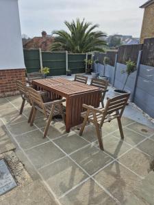 Pati o zona exterior de Seaside House Broadstairs by the Beach with Parking