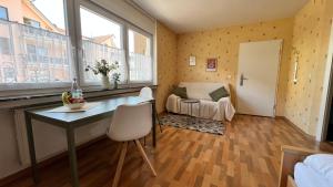 a room with a desk and a bed and a window at Gästehaus Kliebenstein in Saarwellingen
