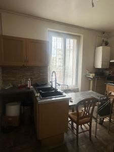 Køkken eller tekøkken på T4 chaleureux en plein centre