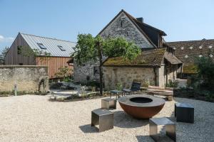 埃夫林根基兴Boutique Apart & Gästehaus Le Rossignol的建筑物中间有一个大碗的花园