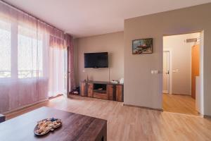 バルチクにあるHoliday Apart 2のリビングルーム(テーブル、薄型テレビ付)