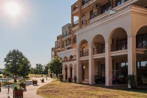 バルチクにあるHoliday Apart 2のバルコニー付きの大きな建物