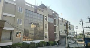 RatlāmにあるHOTEL PRINCE PALACEの通りに面した大きな建物