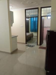 リシケーシュにあるYog Kul HomeStay - Budgetの2つのドアのある部屋とソファ付きの部屋