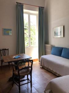 Postel nebo postele na pokoji v ubytování Le Manoir de Port-Cros