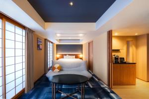 En eller flere senge i et værelse på Homm Stay Nagi Arashiyama Kyoto By Banyan Group