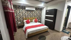 RatlāmにあるHOTEL PRINCE PALACEのベッドルーム1室(赤い枕のベッド1台付)