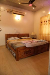 Un pat sau paturi într-o cameră la Kasarkod CORAL HOMESTAY