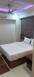 Una cama o camas en una habitación de hotel hill inn