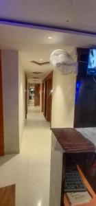 Una televisión o centro de entretenimiento en hotel hill inn
