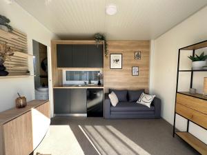 Kuchyň nebo kuchyňský kout v ubytování Cosy modern mini house 11 by the sea with private terrace in Limoni Camp - Walk to Beach & Local Taverns