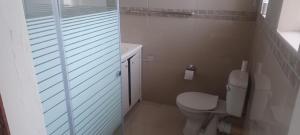 un piccolo bagno con un water e un lavandino di Princia Guest House a Newcastle Altre 11 foto