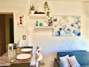 a dining room with a table and chairs and a table and chairsktop at Alquiler por dia "Como en Casa" Caseros, cerca de Palomar y Hurlingham in Caseros