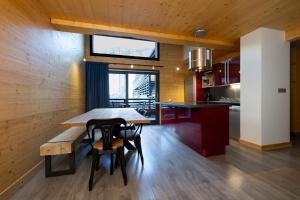 Köök või kööginurk majutusasutuses Hôtel de L'Arve by HappyCulture