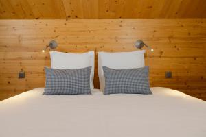 Voodi või voodid majutusasutuse Hôtel de L'Arve by HappyCulture toas