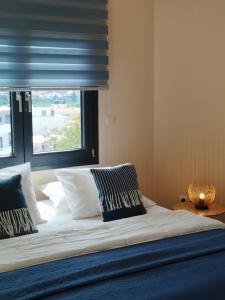 A bed or beds in a room at ISLAND Time Deluxe Apartment Downtown 3 floors