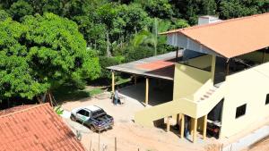 eine Luftansicht eines Hauses mit einem draußen geparkt in der Unterkunft Casa Ipê Amarelo in Abadiânia