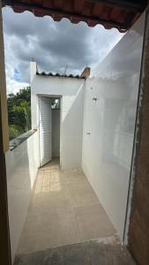 ein Raum mit weißen Wänden und einer Tür in der Unterkunft Casa Ipê Amarelo in Abadiânia + 3 Fotos