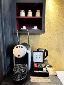 une cafetière assise au-dessus d'un comptoir dans l'établissement Mercure Lyon Centre - Gare Part Dieu, à Lyon