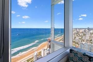 ventana con vistas a la playa y al océano en L55 Luxury 4BR City And Ocean View Apartment with SPA, en Gold Coast 25 fotos más