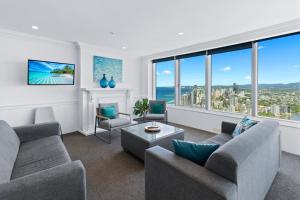 Una sala de estar con vista al mar. en L55 Luxury 4BR City And Ocean View Apartment with SPA, en Gold Coast