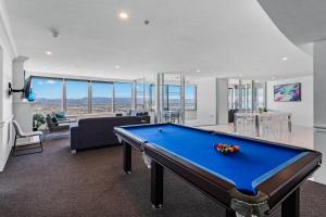 Una sala de estar con una mesa de billar. en L55 Luxury 4BR City And Ocean View Apartment with SPA, en Gold Coast