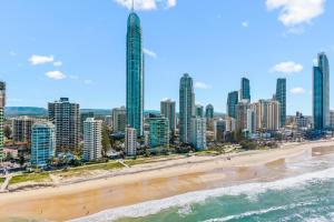 Una vista de Gold Coast desde Bondi Beach en L55 Luxury 4BR City And Ocean View Apartment with SPA, en Gold Coast