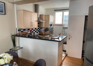 a kitchen with a counter top in a room at Appartement Granville hyper centre in Granville