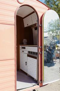 eine offene Küchentür in einem Wohnmobil in der Unterkunft DE BUITENKANS urban camping - unique cabins in Rotterdam