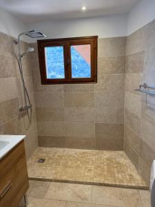Bilik mandi di GITE 15 Places avec Jacuzzi à BOUTX LE MOURTIS +28 gambar