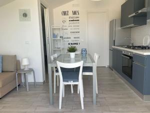 A kitchen or kitchenette at Villa Lilium