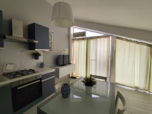 A kitchen or kitchenette at Villa Lilium