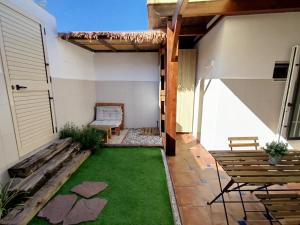 a small backyard with a green lawn at Casa de Mar in Barrio-Mar