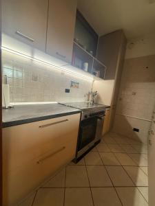 una cocina con fregadero y estufa en Angiolina, en Baveno 25 fotos más