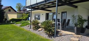 a house with a table and chairs in a yard at Ferienwohnung Schlossblick in Kippenheim